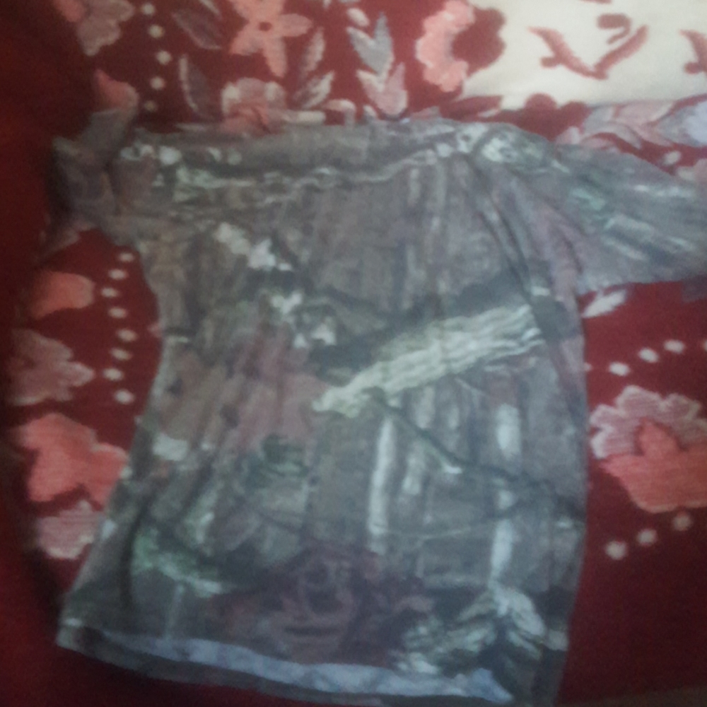 Im selling a Camo Shirt